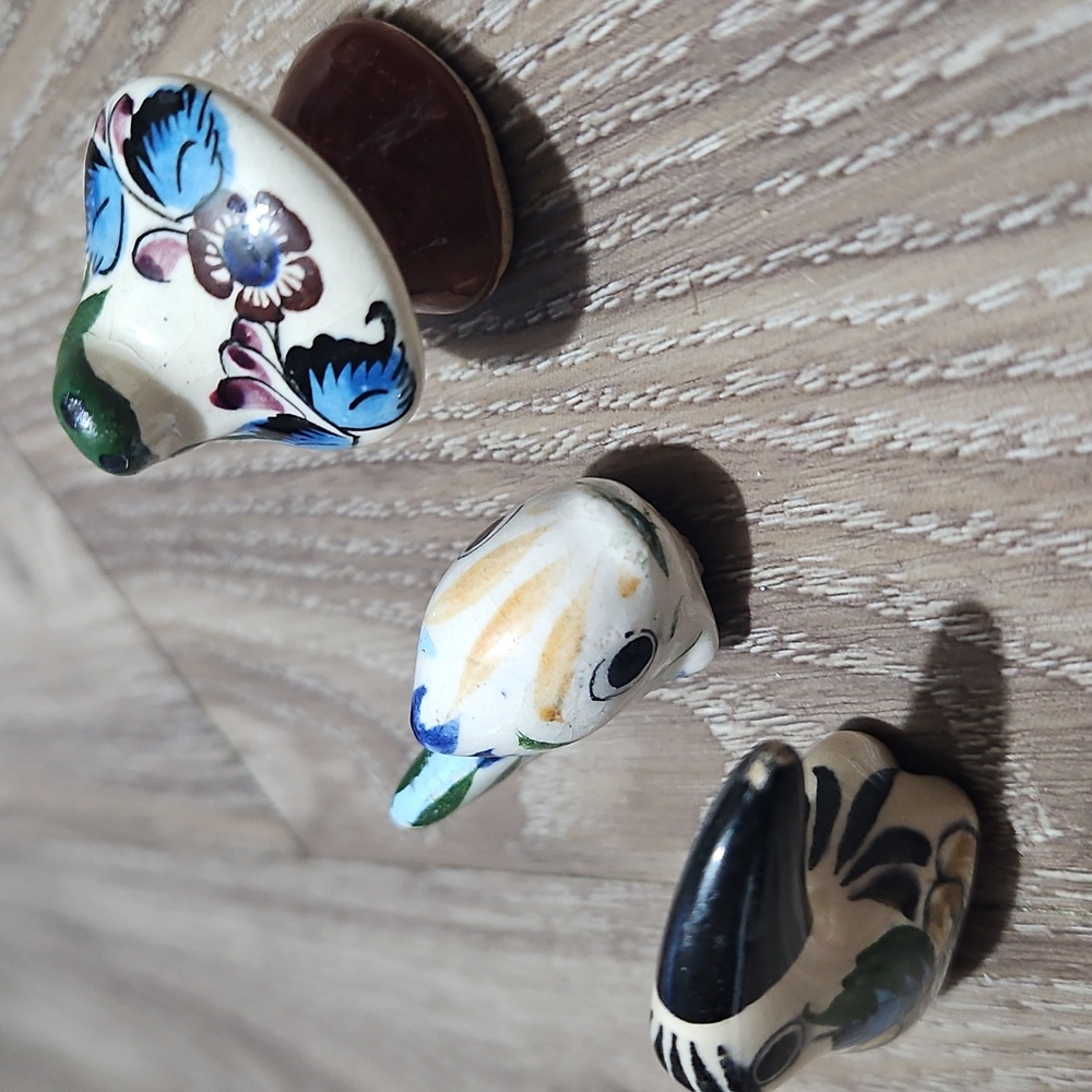 Vintage Mexican Tonala Ceramic Glazed Koi Fish Toucan Frog On Mushroom Figurines - Picture 3 of 16